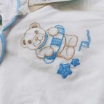 Grenouillère en cotton bio avec un ours brodé