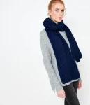 Echarpe en tricot bleu marine camaieu
