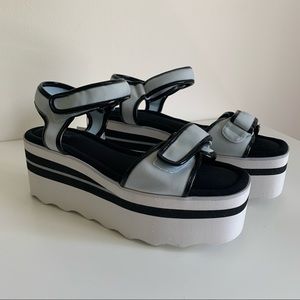 Sandales compensées noires a semelles compensées blanches MANGO